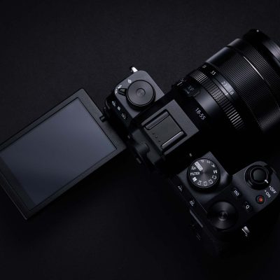 Halb-Kameratasche für Fuji Fujifilm X-S10 XS10 Schwarz echtes Leder handgefertigt Öffnung unten mit Handschlaufe Zakao X-S10 Schutzhülle 